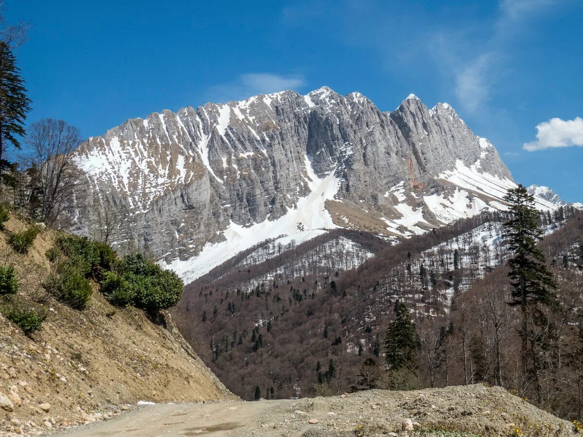 Гора фишт водопад. Черниговская гора. Храмы на скале краснодарский край. Гора фишт адыгея. Гора фишт апшеронск.