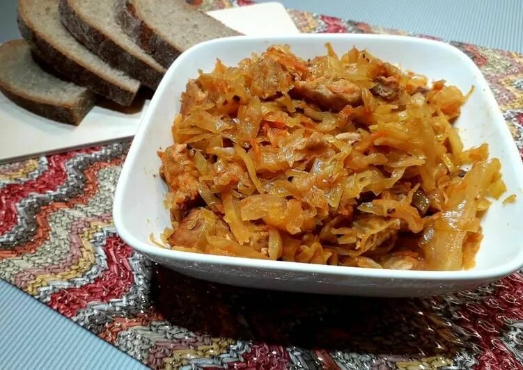 Тушеная капуста с мясом. Тушеная квашеная капуста. Тушеная капуста с мясом фото. Тушёная капуста в мультиварке.