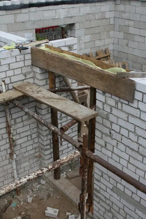 перемычка над дверью