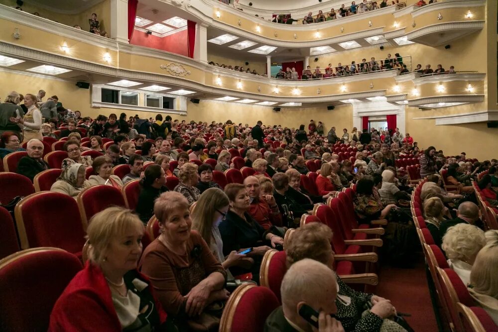 Театр драмы екатеринбург отзывов. Свердловский театр драмы большой зал. Свердловский театр драмы зал. Свердловский государственный Академический театр драмы зал. Бельэтаж драмтеатр Пенза.