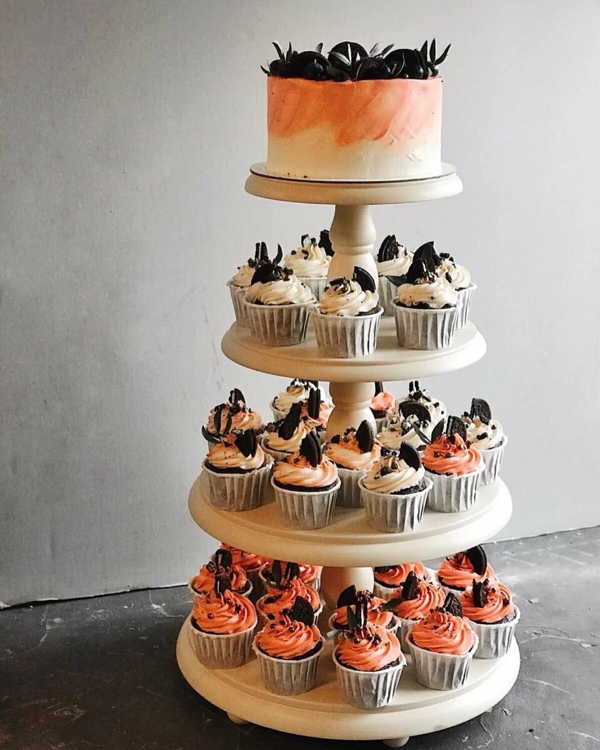 Тортик капкейки. Торт с капкейками. Торт на этажерке с капкейками. Торт с капкейками на свадьбу. Свадебный торт с капкейками.