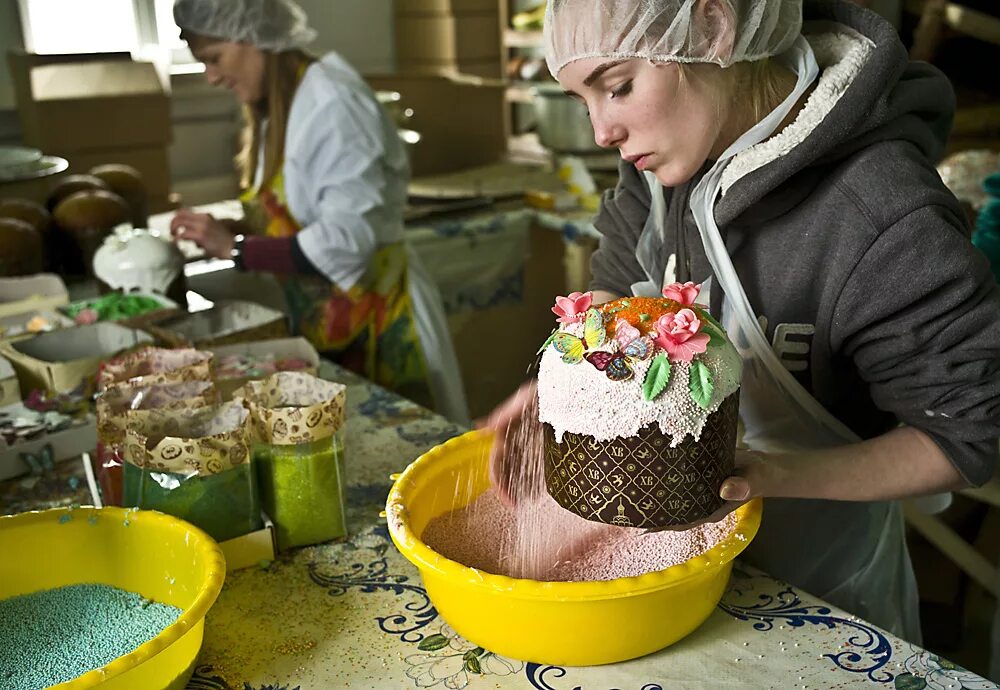 Пекут куличи. Кулич «Пасхальный». Пасха подготовка к празднику. Люди пекут куличи. Хозяйка к празднику купила торт