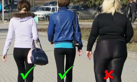 Женщина садится в лосинах