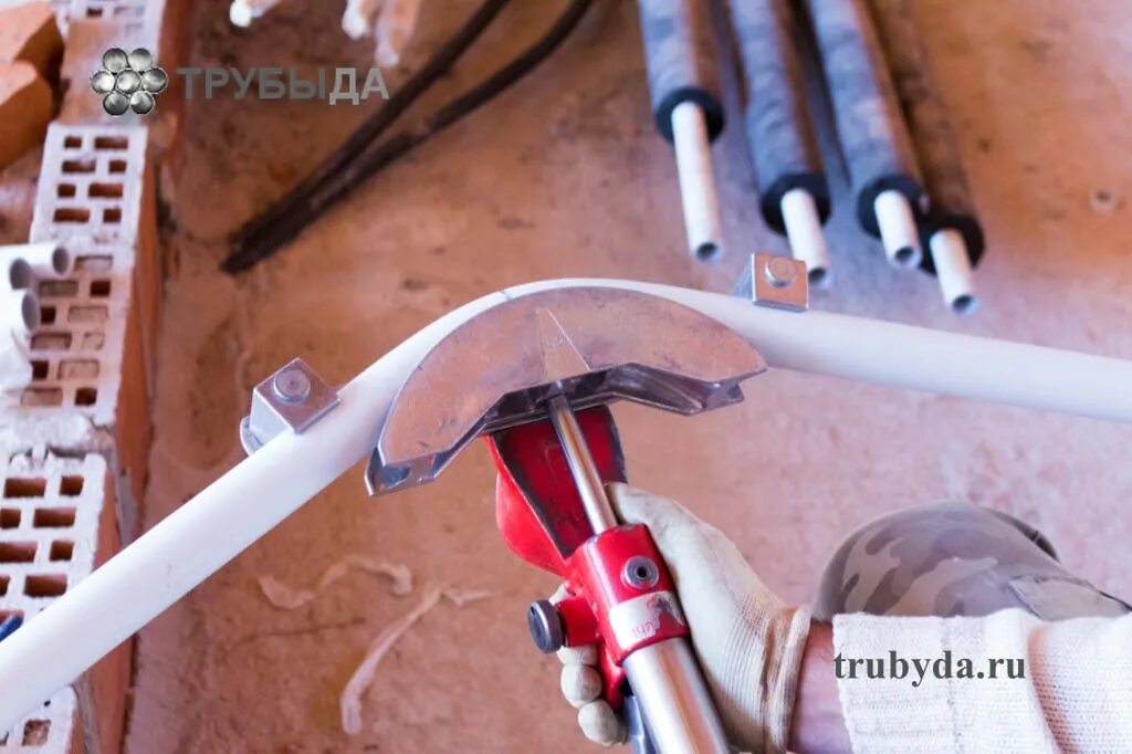 Труба полипропиленовая гибкая. Сгибание металлопластиковых труб. Гнущаяся труба. Согнуть пвх трубу. Изгибание металлопластиковых труб.