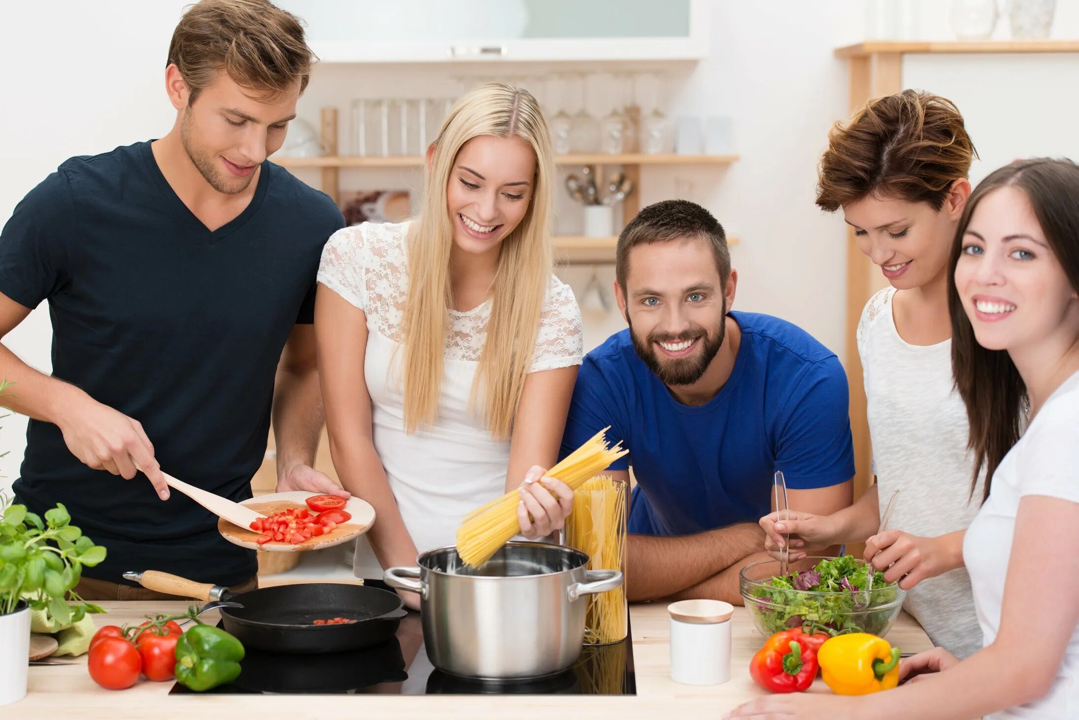 Друзья на кухне. Компания друзей на кухне. Человек готовит. Семья готовит еду. Cooking for friends