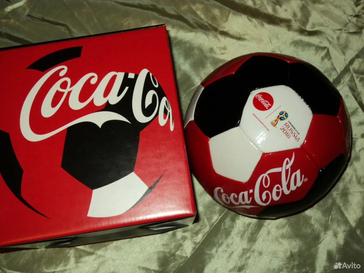 Мяч coca cola. Мячик кока кола. Футбол кока колы. Футбольный мяч coca cola. Футбол кока колы.