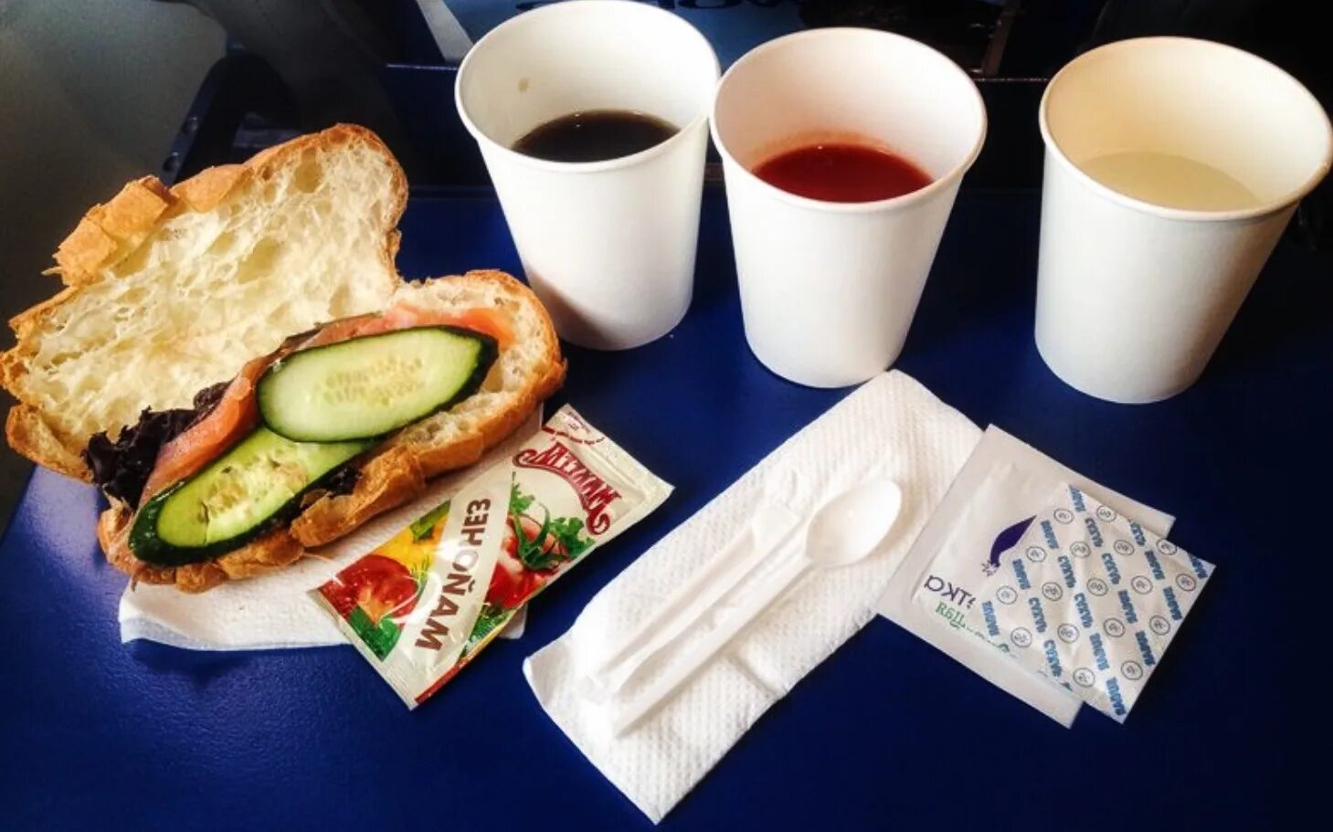 Победа можно ли еду. Еда в самолете. Еда в самолете победа. Ryanair питание на борту. Чем кормят в самолете.