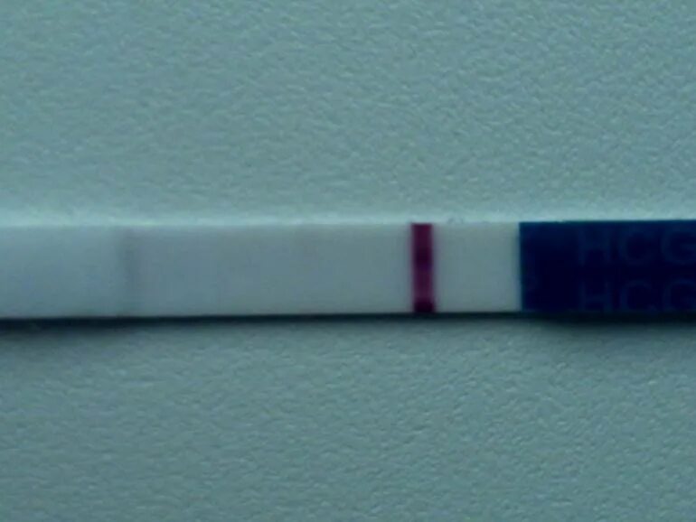 Бледные полоски на тесте форум. Бледная 2 полоска на тесте на беременность до задержки. Тест с бледной второй полоской. Слабая вторая полоска на тесте. Тест на беременность слабая вторая полоска.