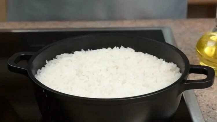 Рис в кастрюле. Рассыпчатый рис в кастрюле. Кипящий рис. Отварить рис. Как готовить рис в кастрюле на воде