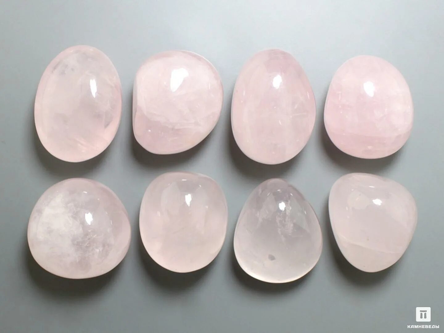 Как отличить розовый. Розовый кварц галтовка украшения. Розовый кварц камень. Камневеды розовый кварц. Натуральный камень галтовка розовый кварц.