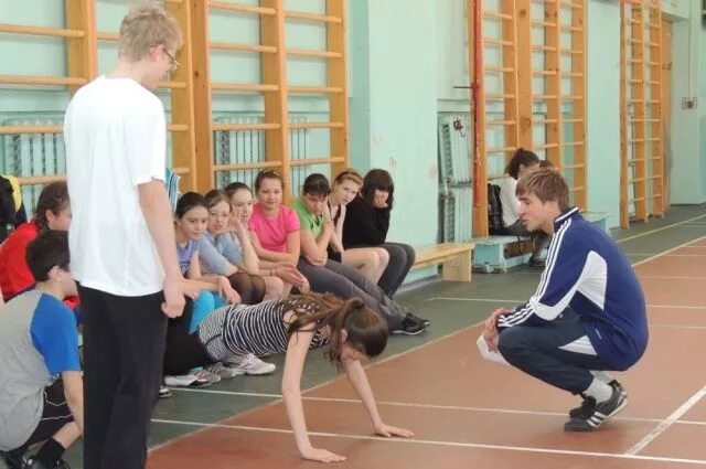 Школьники на физкультуре. Физическая культура в школе. Учитель физкультуры в школе. Педагог физической культуры.