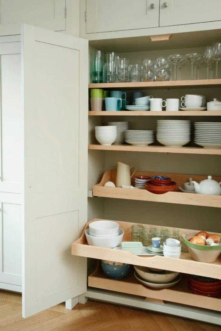 Шкаф для посуды какой. Кухонный шкаф. Хранение посуды в кухонных шкафах. Шкаф для посуды на кухню. Шкаф для хранения посуды.