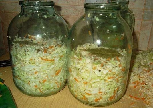 Как приготовить рассол на капусту на зиму. Капуста в рассоле на зиму. засолка капусты в банке на зиму. капуста соленая в банке на зиму. посол капусты в рассоле в банках.