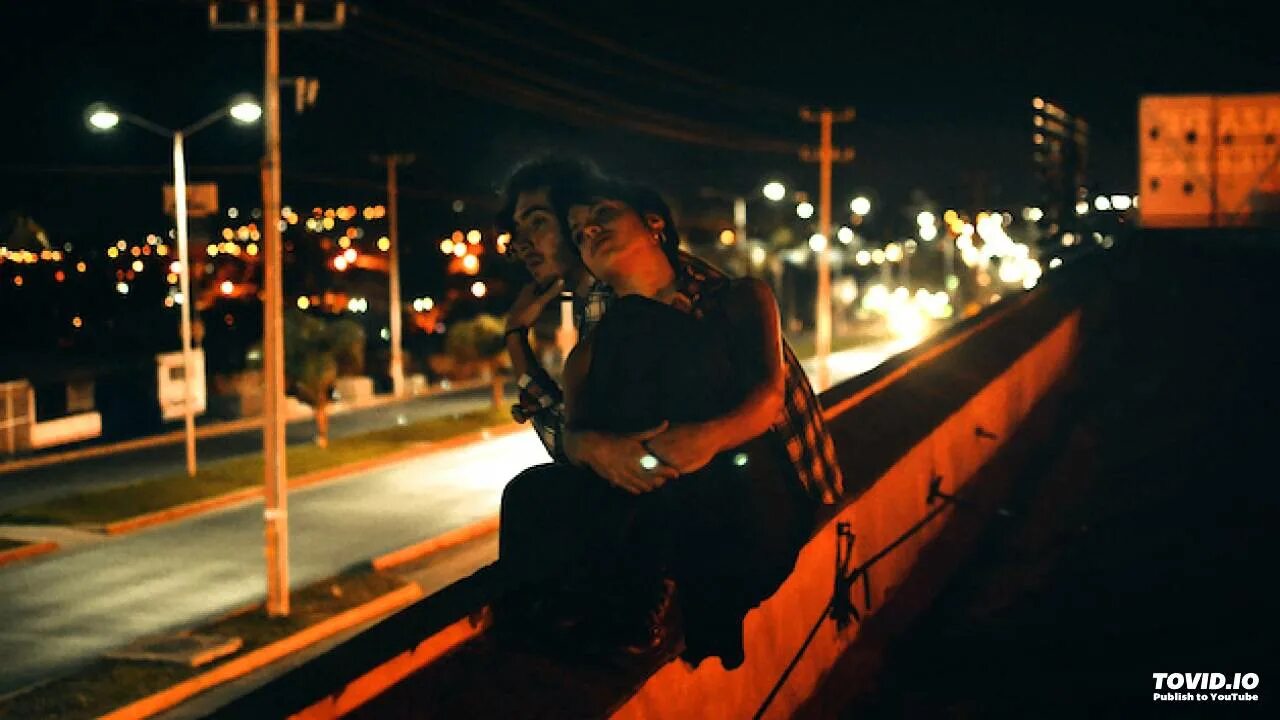 Девушка гуляет по ночному городу. Девушка с парнем ночью в городе. Девушка гуляет по улице. Девушка и ночь. Прогулка по вечернему городу.