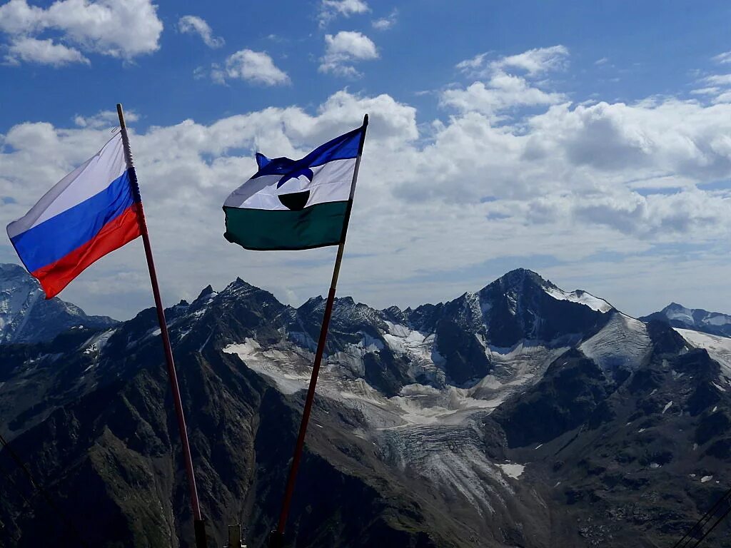 Кабардино-балкарская республика флаг и герб. Флагикабардинско балкарской республики. Флаг кабардино-балкарии кабардино-балкарской республики. Флаг кбр. Балкария флаг таулу.