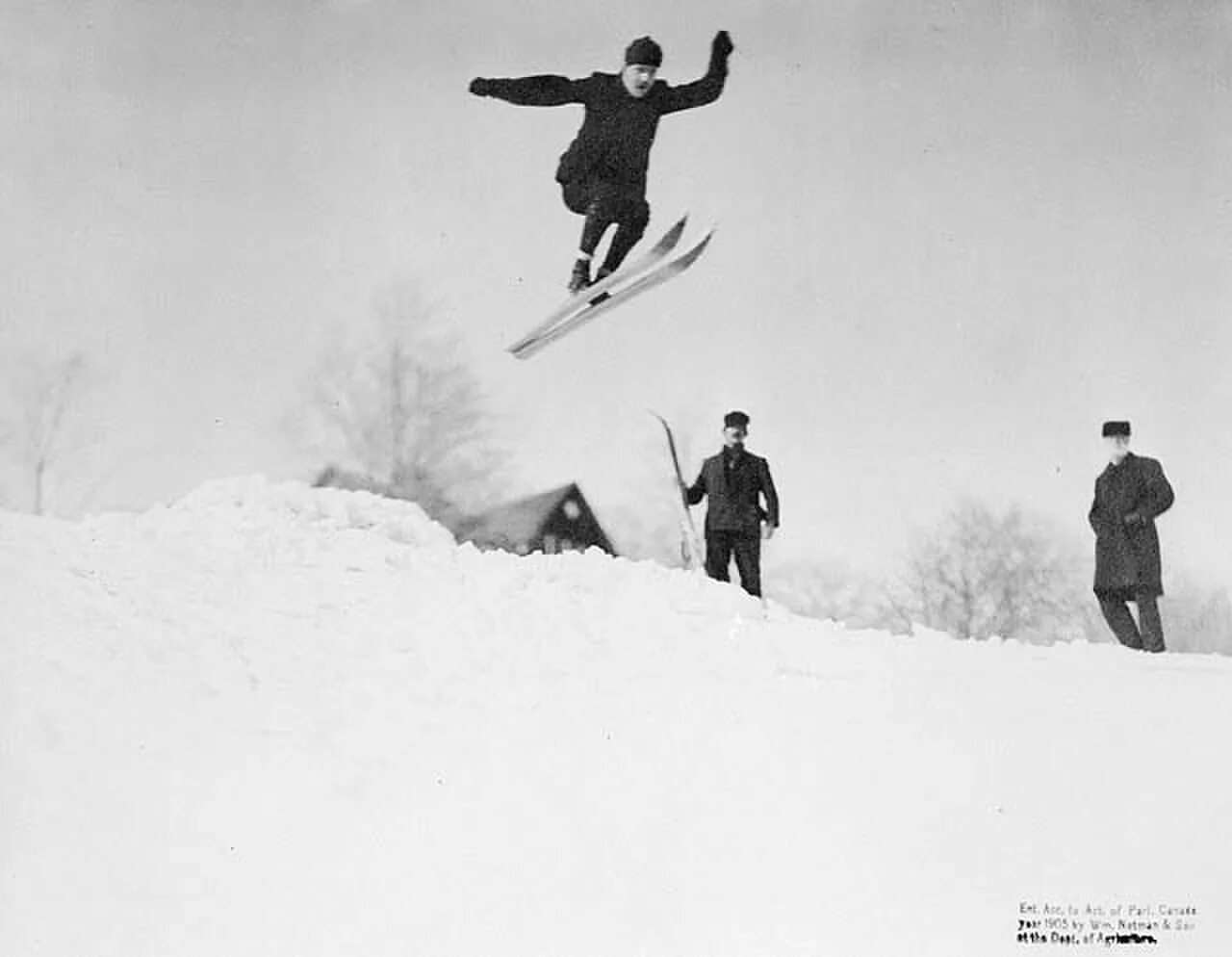 Прыжки на лыжах с трамплина 1912 год Санкт Петербург. Лыжник прыгает с трамплина. Лыжник в прыжке.