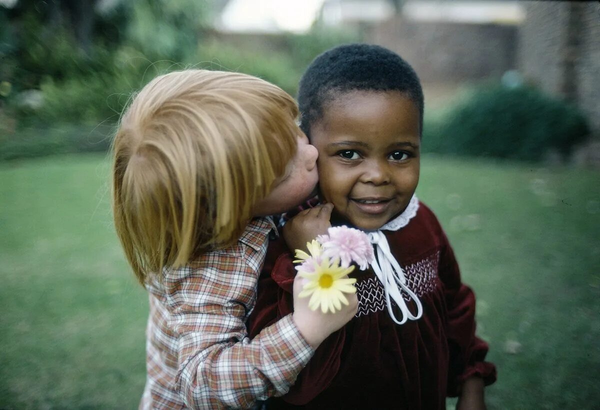 Отношение к расизму. Дружба разных рас. Межрасовая толерантность. Дети разных рас. Дружба разных людей.