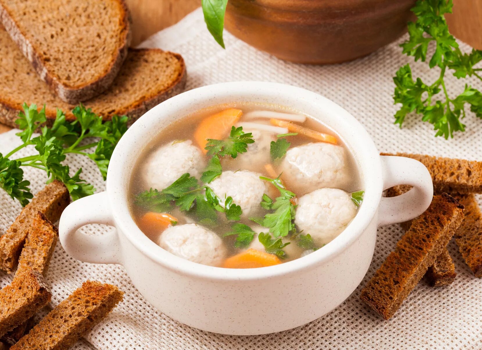 Курица суп фарш. Бульон с фрикадельками. суп с куриными фрикадельками. куриный бульон с фрикадельками. рыбный бульон с фрикадельками.