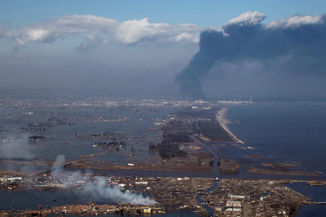 Землетрясение в 11 году. ЦУНАМИ Япония 2011 землетрясение и ЦУНАМИ В Японии 2011. Япония Сендай ЦУНАМИ.