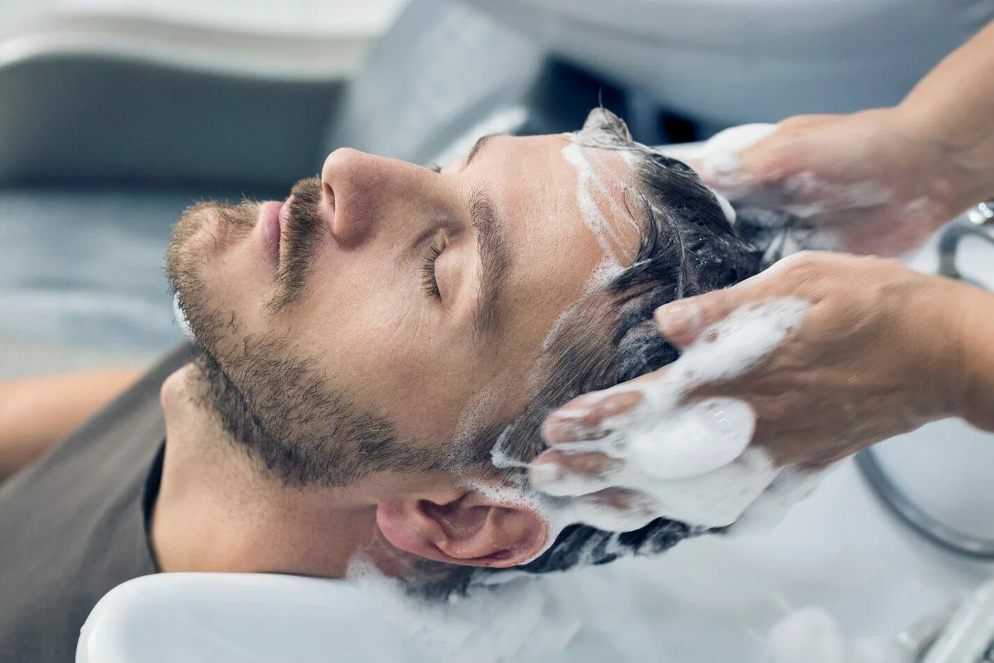 Мытье волос мужское. Мытье волос мужчина. Мытье головы мужчине. Мытье волос в салоне. Моет мужа видео