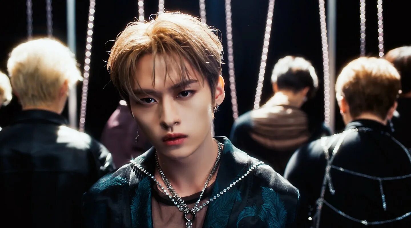 Stray kids маньяк. Годс меню bts. Drive stray kids обложка. Стрей кидс i like it перевод песни. Super board stray kids.