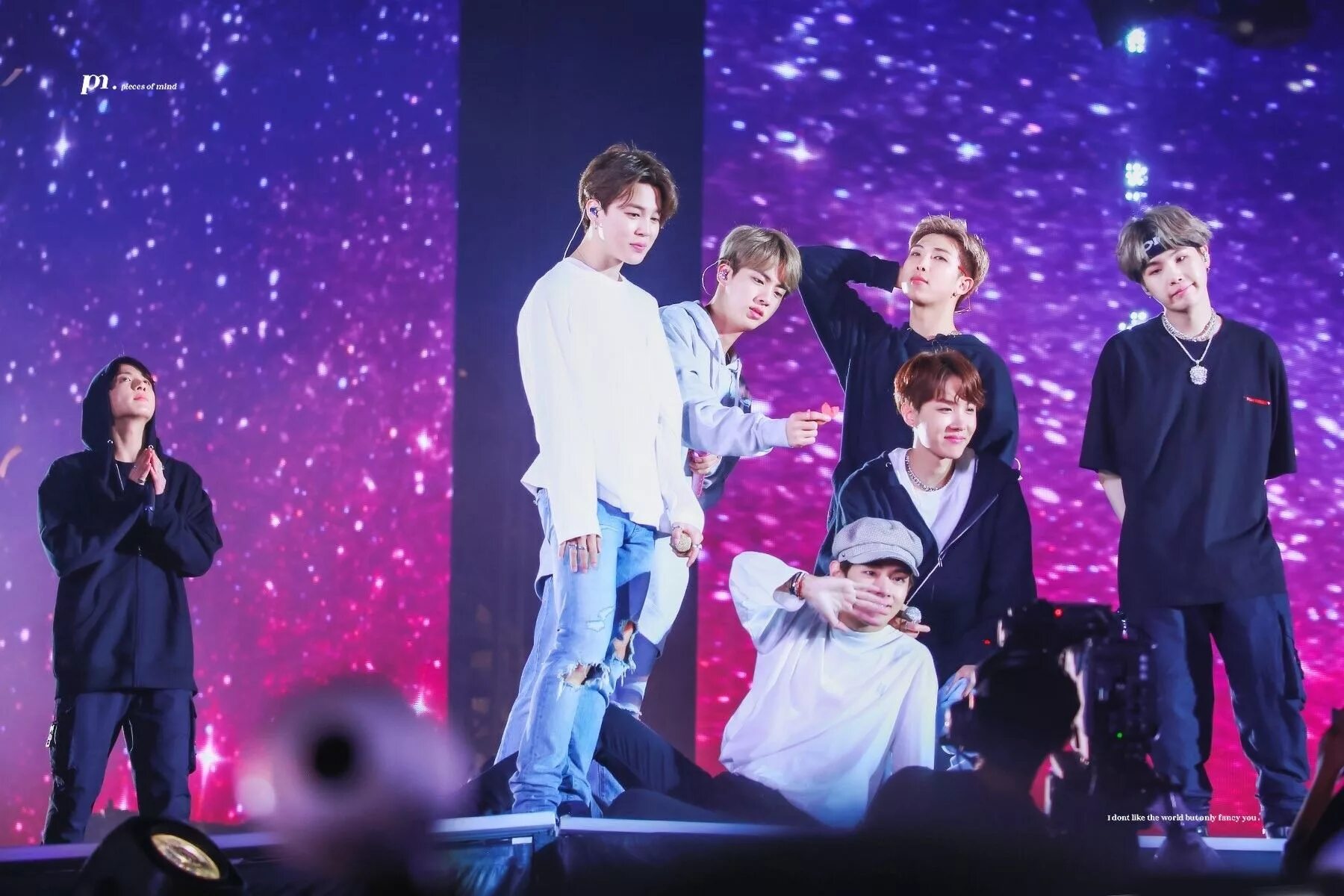 1 бтс. Bts 2025. bts 7. концерт бтс. сцена бтс 2013.