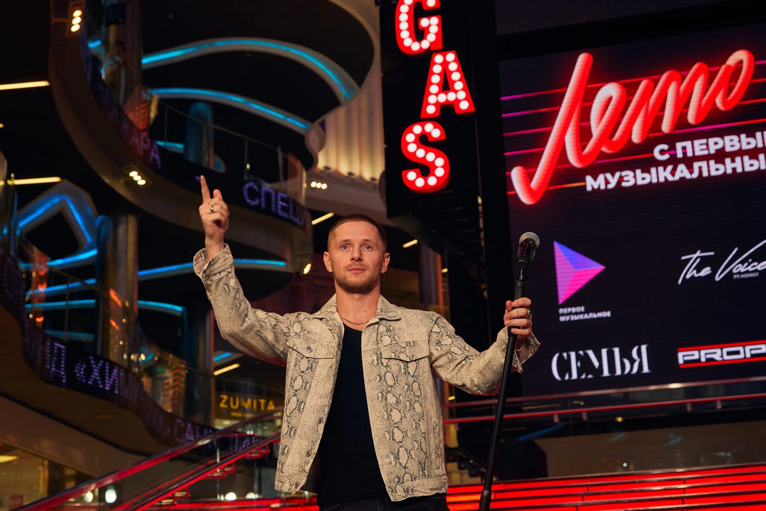 Шаман певец песня крокус сити. Times Square Вегас Крокус Сити. Тайм сквер Вегас Крокус. Шаман Крокус Сити.