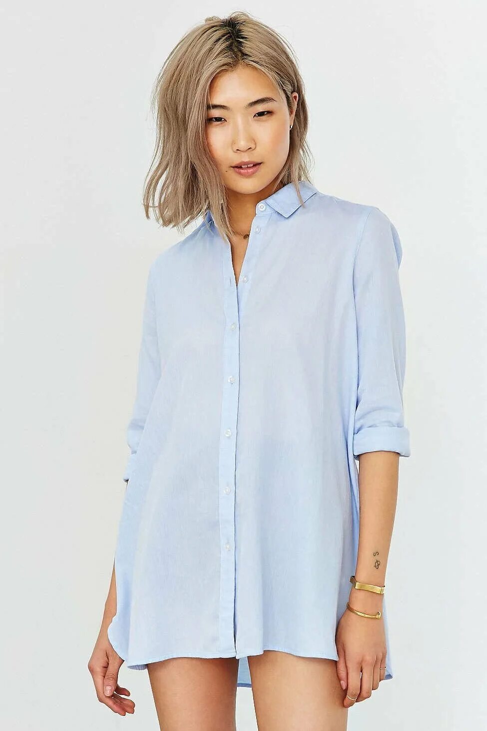 Рубашка женская. Рубашка женская. Рубашки женские стильные. Голубая рубашка оверсайз. Лавандовая рубашка оверсайз зарина.
