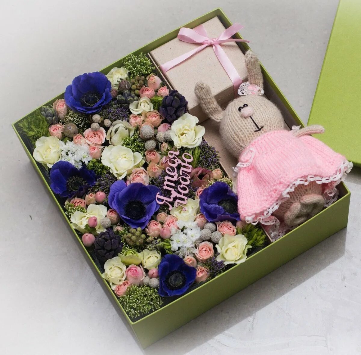 Подарочная коробка для девушки. Подарочный набор. Подарки в коробках для женщин. Наполнение коробочки. Наполнитель для коробок.