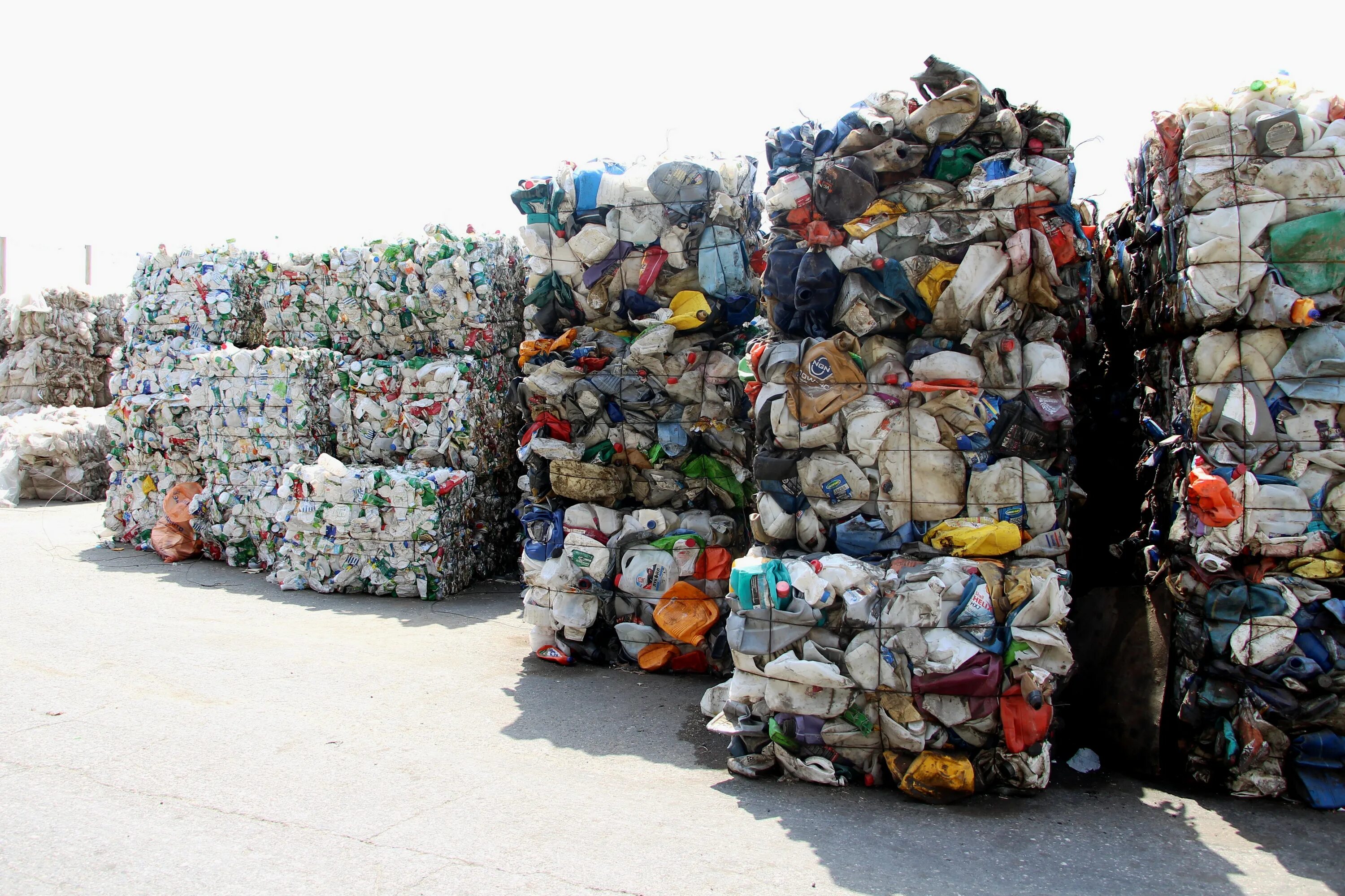 Тбо цена. Прессованный мусор. Отходы пластмасс. Отходы производства пластмасс. Сбор пластиковых отходов.