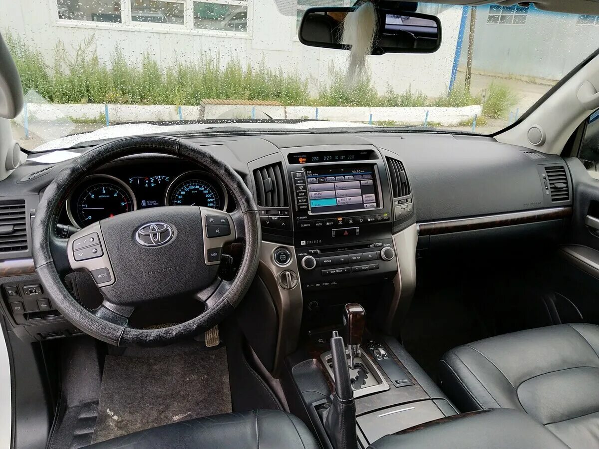 за рулём toyota land cruiser 200. крузак в обвесе на фоне гор. тойота ленд крузер 200 2008 года салон. внедорожник toyota land cruiser 2008. как завести land cruiser.