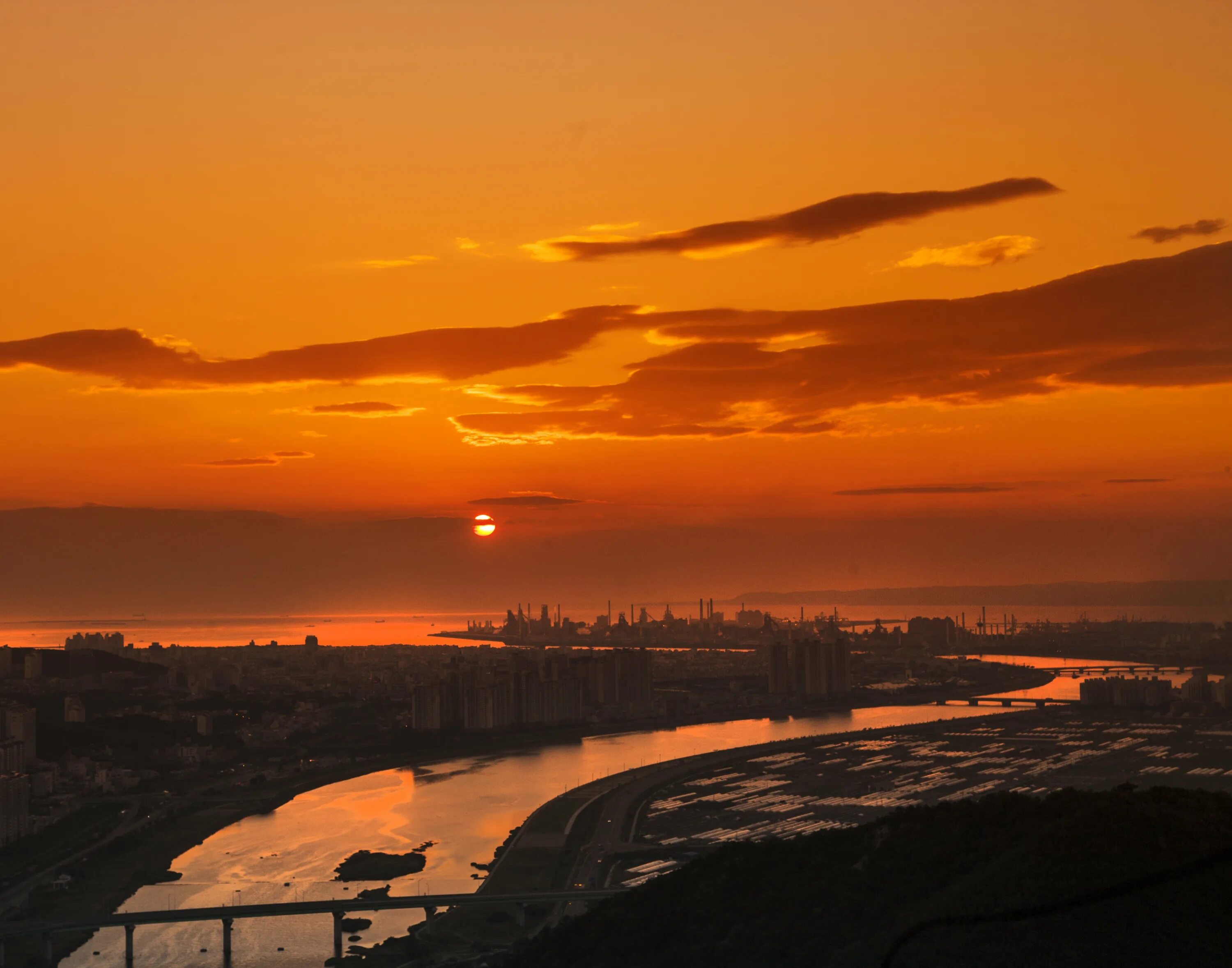 Восход солнца в твери. Восход в городе. Днепропетровск рассвет. Закат в Кызыле. Закат в Днепропетровске.