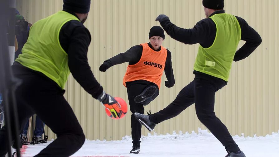 Зеки в футболе. Боб сапп американский футбол. Семинаристы играют в футбол. Регби зеков с охраной фильм. Костолом (mean machine) 2001.