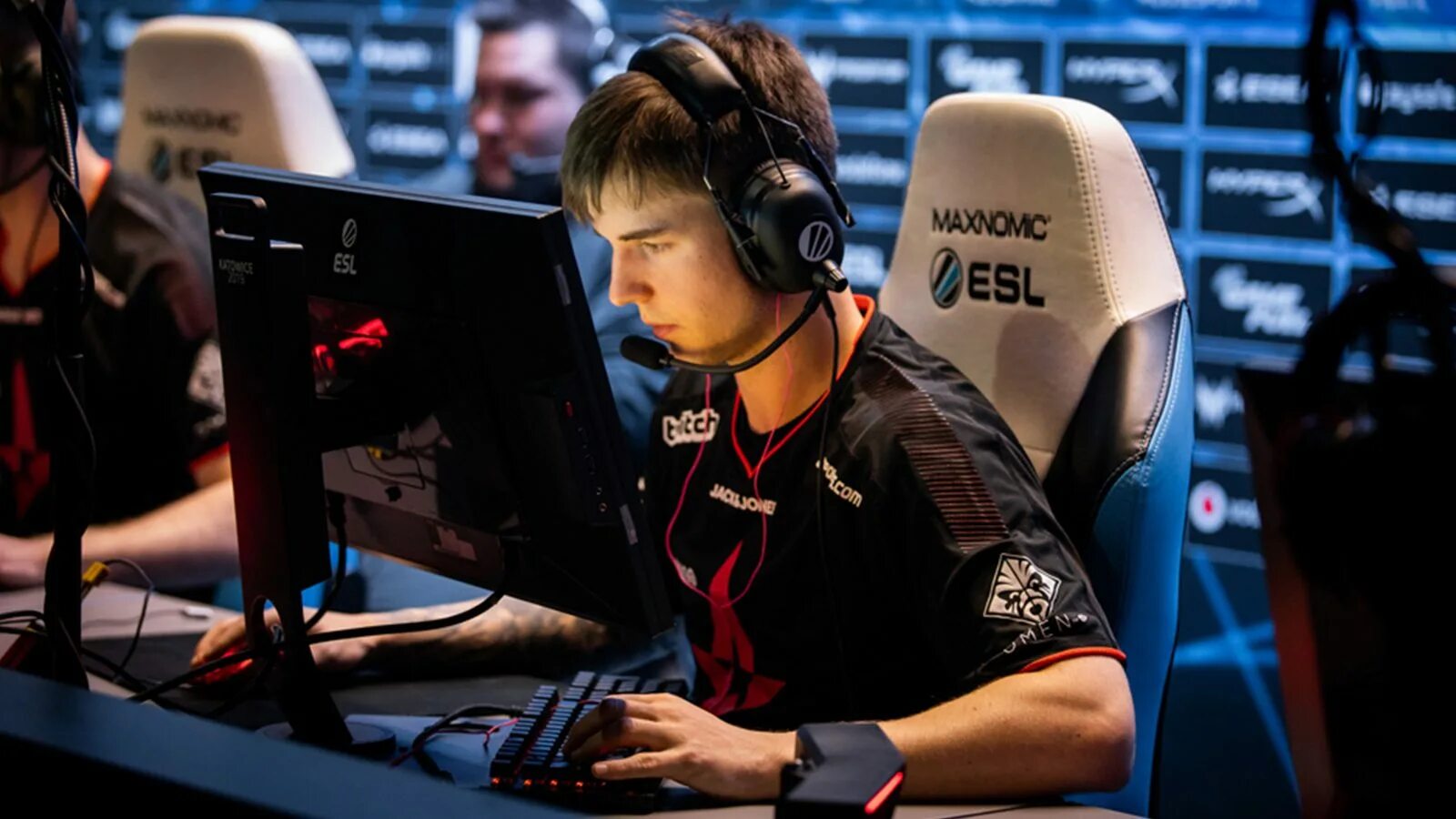 Киберсмпортсмены ксго. S1mple на лане. Scream игрок. Киберспорт кс го. Профессиональный геймер.