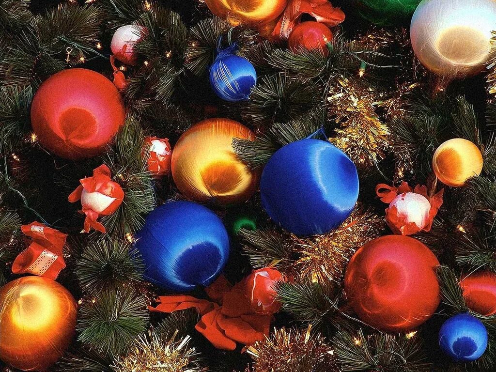 Основной новый год. Разноцветные шары на елку. Новогодние игрушки свечи и хлопушки. Новый год (праздник). Песни новогодние игрушки.