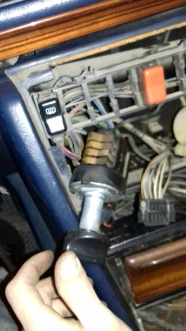 Провод печки мерседес 124. Лягушка мерседес 124. 124 не работает. Мерс 124 реле стеклоподъемника. W124 задний ход.