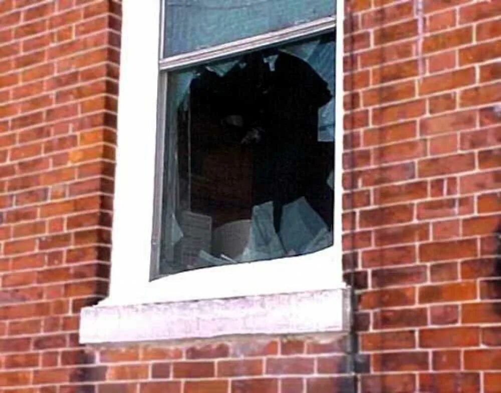 Разбитое окно. Разбитые окна в доме. Разбитое окно в частном доме. Разбитое окно в школе.