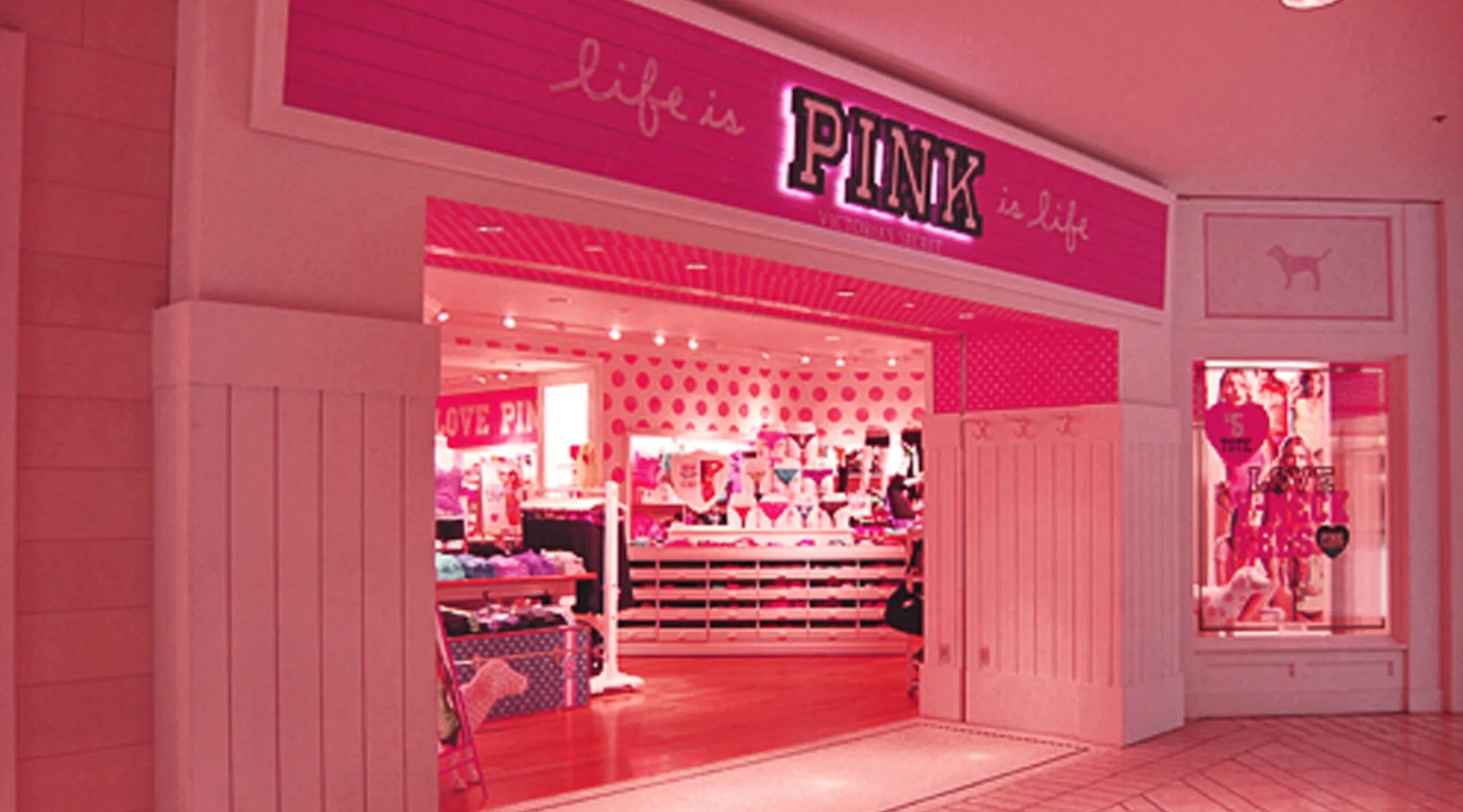 Магазин розовой одежды. Розовый магазин одежды в корее. Розовая одежда эстетика. Магазин розовой одежды. Красивые магазины детской одежды.