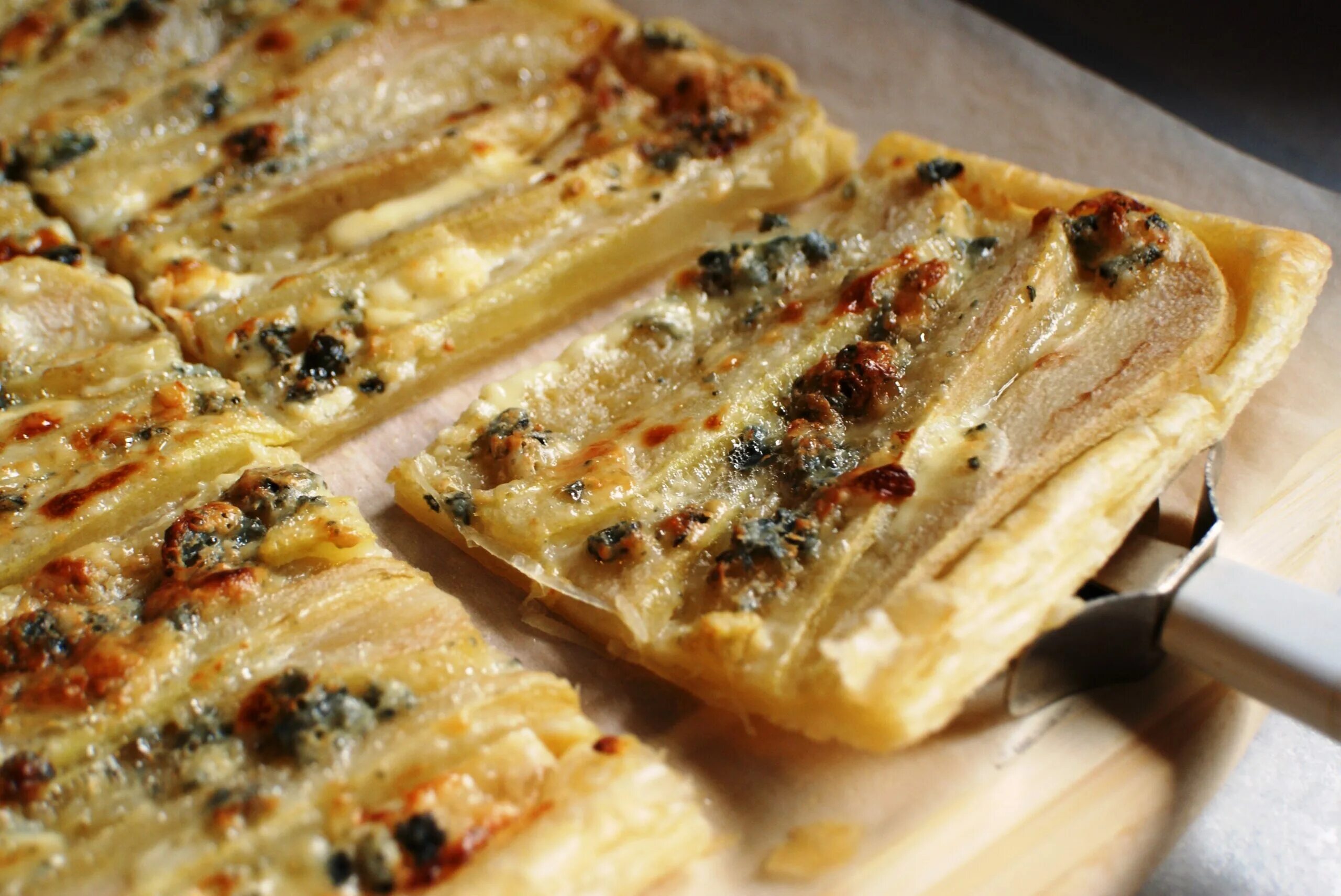 Слоеный пирог с грушей и сыром бри. Пирог горгонзола с грушей. киш груша горгонзола. киш с грушей и горгонзолой. киш лорен с грушей и горгонзолой.