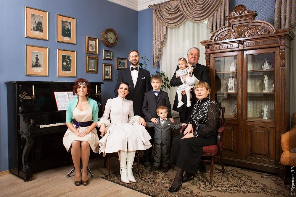 семейная фотосессия с родителями в студии. воспитание сына. папа бизнесмен. строгие родители. фотосессия семьи в студии.