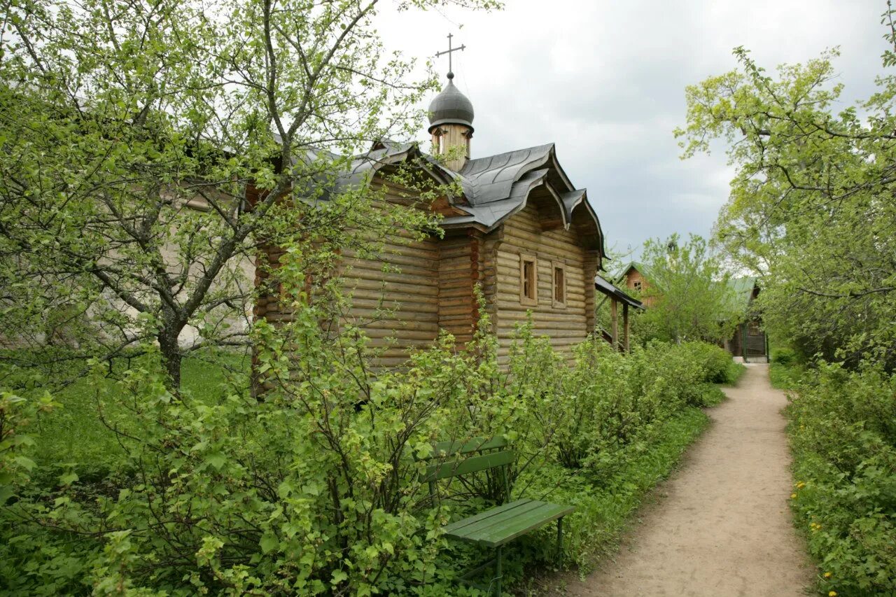 Псково-Печерский монастырь Святая гора. Святая горка Псково-Печерского монастыря. Приозерный скит Псково-Печерского монастыря. Псково-Печерский монастырь Покровская Церковь.