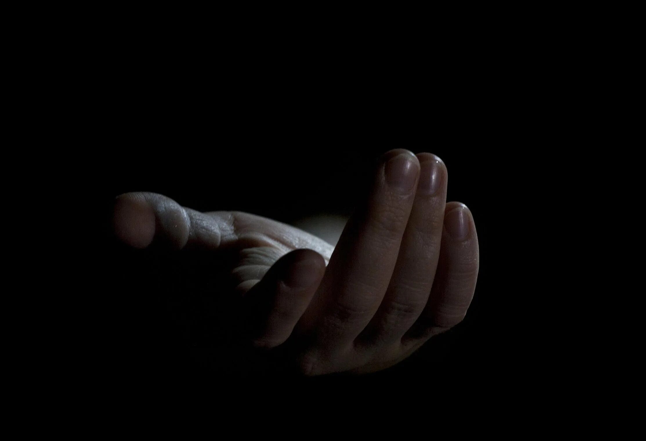 Рука в темноте. Руки на черном фоне. Протянутые ладони. Протянутая мужская рука.