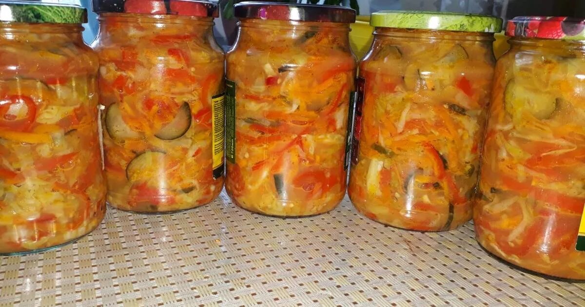 Салат кубанский с капустой на зиму рецепты. Салат Кубаночка. Кубанский салат зиму Кубанский. Салат осенний на зиму. Салат Кубанский на зиму без стерилизации.