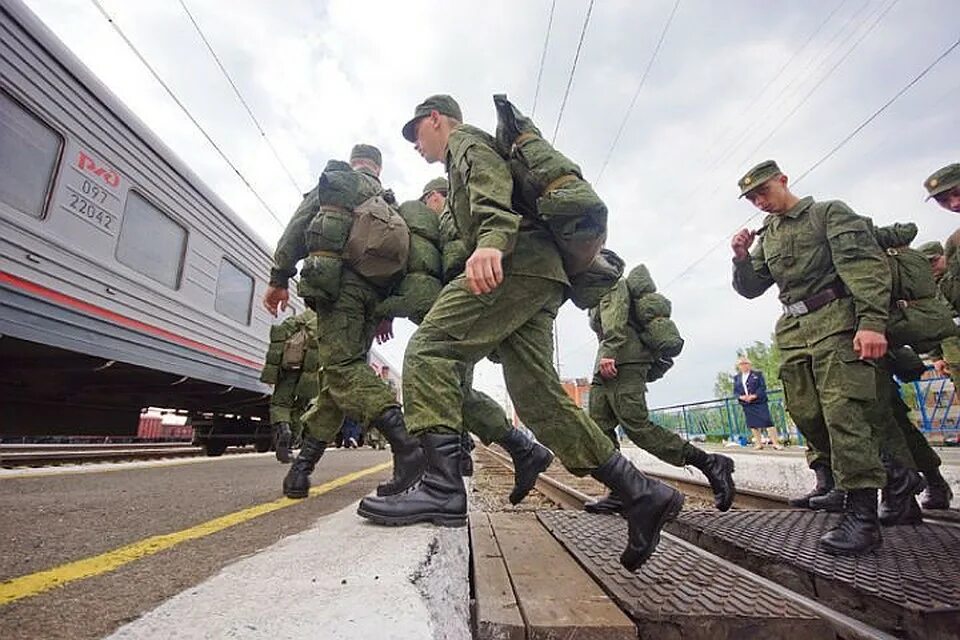 Егоршино призывной пункт 2022. Солдаты на вокзале. Солдаты в поезде. Военнослужащие по призыву. Призывники на вокзале.