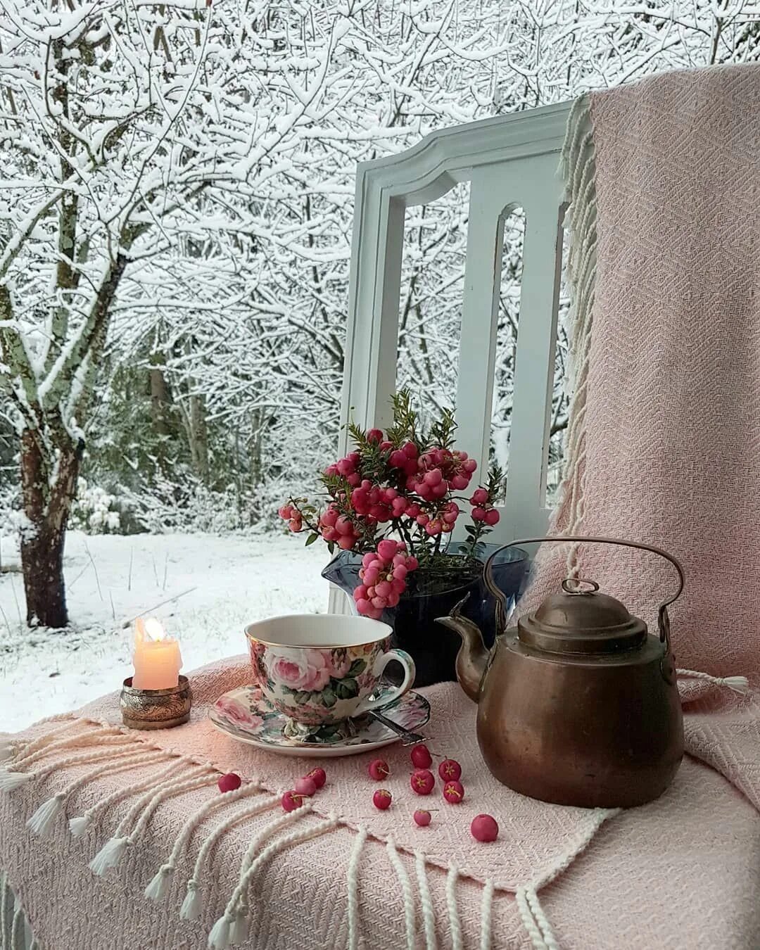 Уют зимой. Зимнее чаепитие. Зимнее утро в доме. Уютное утро зимой.
