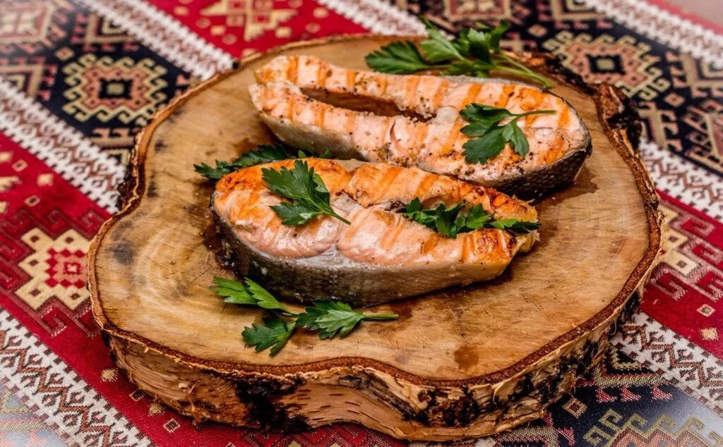 Кижуч с овощами в духовке. Стейки кижуча в духовке. Кижуч в духовке стейками. Рыба кижуч в духовке. Кижуч стейки приготовление.