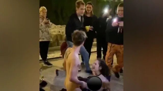 Красивые девушки сняли с себя одежду и спустился и грязный с парнем они только что встретились
