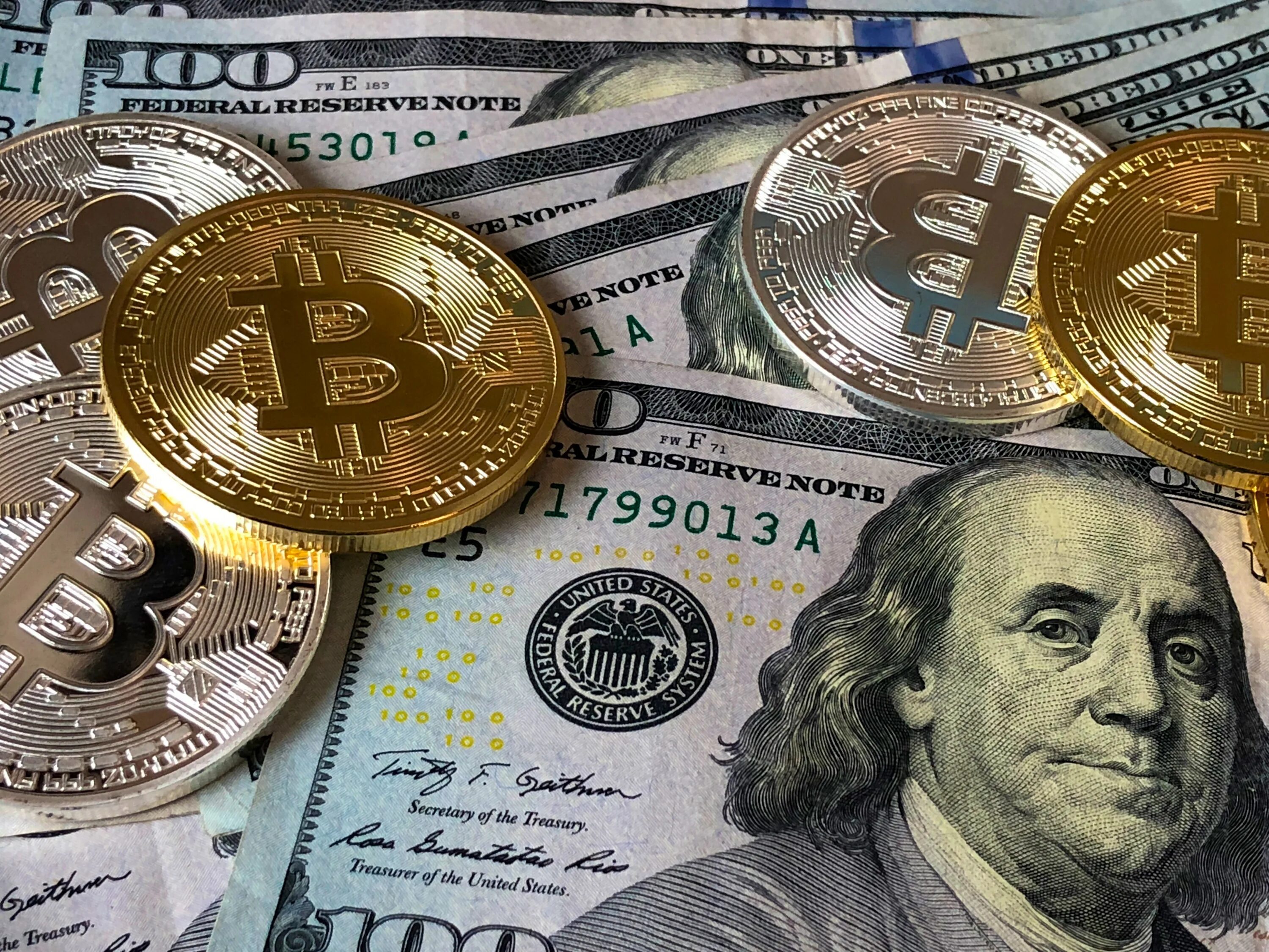 Digitalcoin. Фиатные цифровые валюты. Гора денег. Фиатные цифровые валюты. Богатство биткоин.