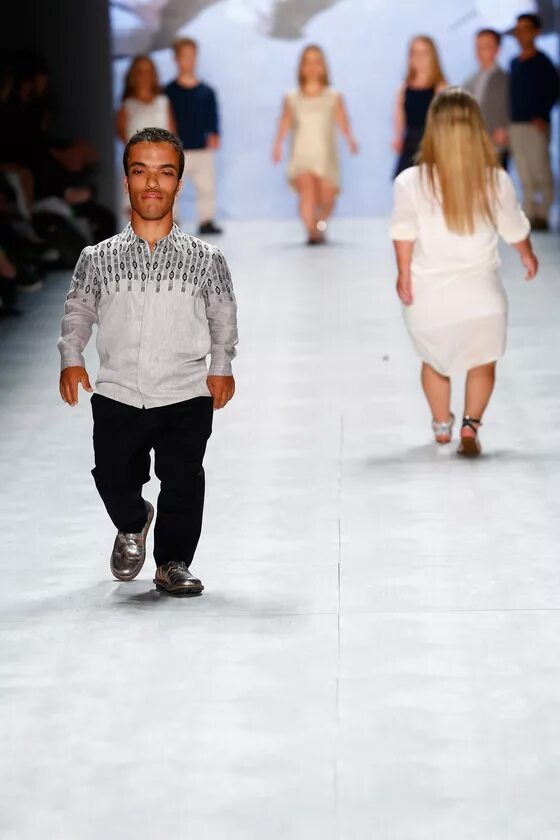 модная одежда для карликов. кейт мосс 2001. какая самая низкая модель.