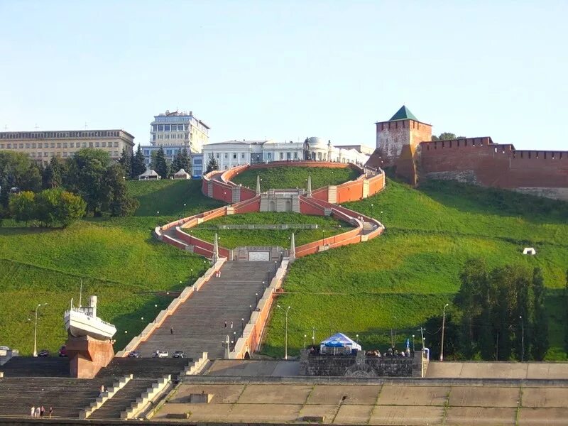 Чкаловская лестница в нижнем новгороде сколько ступеней. Нижегородский Кремль Чкаловская лестница. Чкаловская лестница Нижний Новгород. Чкаловская лестница Нижний Новгород памятник. Чкаловская лестница памятник Чкалову.